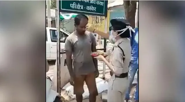 ମଜାଳିଆ ଦୃଶ୍ୟ: ବାରମ୍ବାର କହିବା ସତ୍ତ୍ବେ ବ୍ୟକ୍ତିଙ୍କୁ ବିନା ମାସ୍କରେ ବୁଲୁଥିବା ଦେଖି ମହିଳା ପୁଲିସ କନେଷ୍ଟବଳ କଲେ ଆଳତୀ