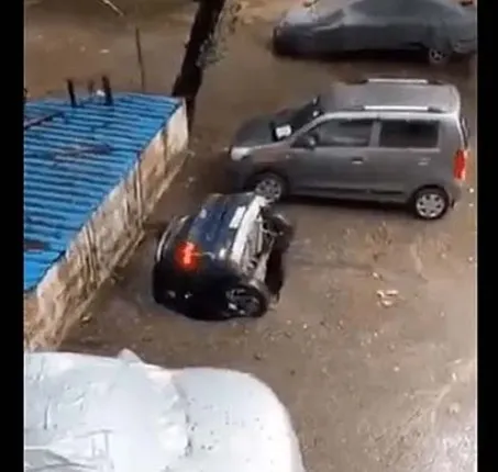 ଲଗାଣ ବର୍ଷାରେ ଦେଖୁଦେଖୁ ମାଟି ଭିତରେ ଲୀନ ହୋଇଗଲା କାର: ଭିଡିଓ ଭାଇରାଲ