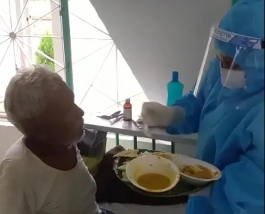 ଅସନ୍ତୋଷ ପରେ ସୁଧାର, ମୟୂରଭଞ୍ଜ କୋଭିଡ ହସ୍ପିଟାଲରୁ ଆସିଲା ସକରାତ୍ମକ ଚିତ୍ର, ବୃଦ୍ଧ ରୋଗୀଙ୍କୁ ଖୁଆଇ ଦେଉଛନ୍ତି ହସ୍ପିଟାଲ କର୍ମଚାରୀ