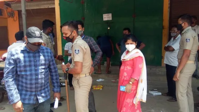 ବାଳକାଟି ବଜାରରେ ତହସିଲଦାରଙ୍କ ଚଢ଼ାଉ, ୮ ଅମାନିଆ ବ୍ୟବସାୟୀଙ୍କ ଠାରୁ ୫ ହଜାର ଜରିମାନା ଆଦାୟ