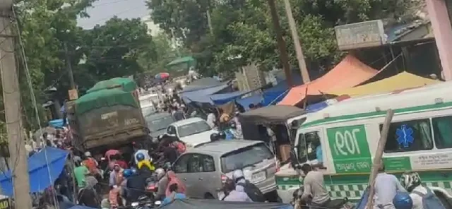 ସାବିତ୍ରୀ ଭିଡ଼ ଭିତରେ ଘଣ୍ଟାଏ ଫସିଲା ୧୦୮ ଆମ୍ବୁଲାନ୍ସ, କରୋନା ରୋଗୀ ଛଟପଟ