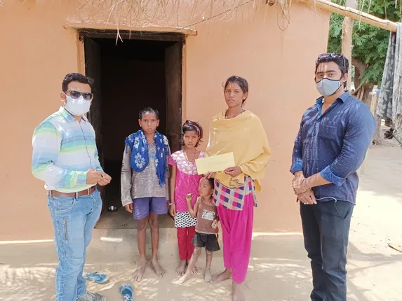 ସମ୍ବାଦର ପ୍ରଭାବ: ନିସହାୟ ଲୋକଙ୍କୁ ଆର୍ଥିକ ସହାୟତା ପାଇଁ ଅଣ୍ଠା ଭିଡ଼ିଲେ ୨୦୦୫ ମାଟ୍ରିକ ବ୍ୟାଚର ଛାତ୍ରଛାତ୍ରୀ