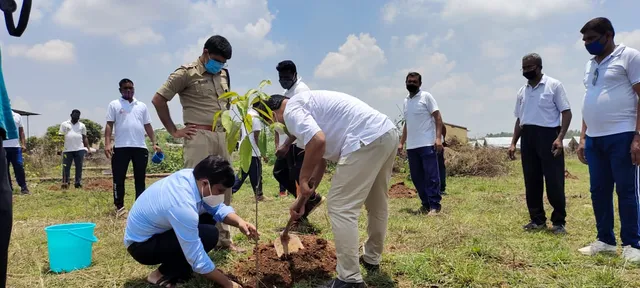 ପରିବେଶ ସୁରକ୍ଷା ପାଇଁ କୋଦାଳ ଧରିଲେ ଜିଲ୍ଲାର ୩ ଜଣ ମୁଖ୍ୟ ପ୍ରଶାସନିକ ଅଧିକାରୀ