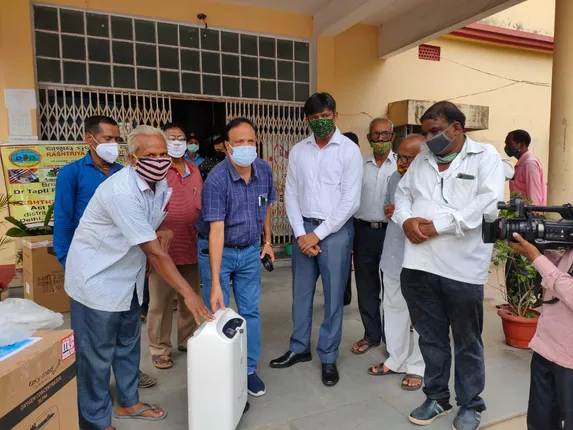 ଅବସରପ୍ରାପ୍ତ ଚତୁର୍ଥ ଶ୍ରେଣୀ କର୍ମଚାରୀଙ୍କ ବଦାନ୍ୟତା, କୋଭିଡ ରୋଗୀଙ୍କ ପାଇଁ ଦାନ କଲେ ଅକ୍ସିଜେନ କନସେନଟ୍ରେଟର ମେସିନ