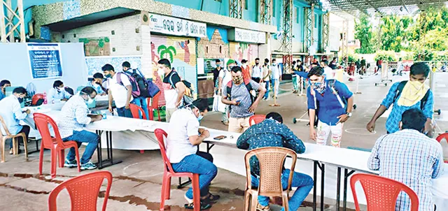 ଷ୍ଟେସନ୍‌ରେ ଯାଞ୍ଚ କଡ଼ାକଡ଼ି; ଟିକା ସାର୍ଟିଫିକେଟ୍, ‌ଟେଷ୍ଟ ନେ‌ଗେଟିଭ୍ ରିପୋର୍ଟ ବାଧ୍ୟତାମୂଳକ