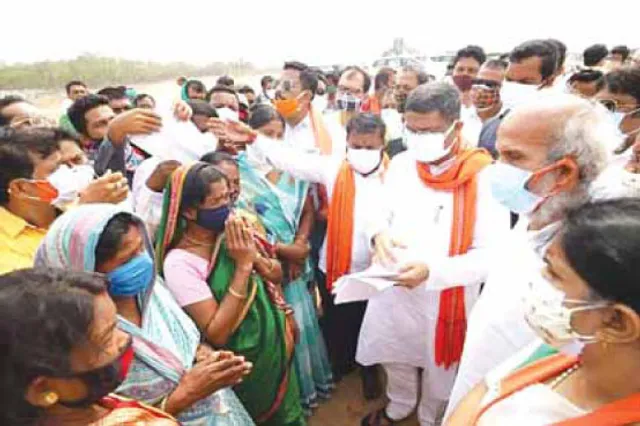 ବାଲେଶ୍ୱର ଜିଲ୍ଲାର ବାତ୍ୟା ପ୍ରଭାବିତ ଅଞ୍ଚଳ ବୁଲି ଦେଖିଲେ କେନ୍ଦ୍ରମନ୍ତ୍ରୀ: ଚାଷୀଙ୍କ ପାଇଁ ସ୍ଥାୟୀ ପଦକ୍ଷେପ ଜରୁରୀ: ଧର୍ମେନ୍ଦ୍ର