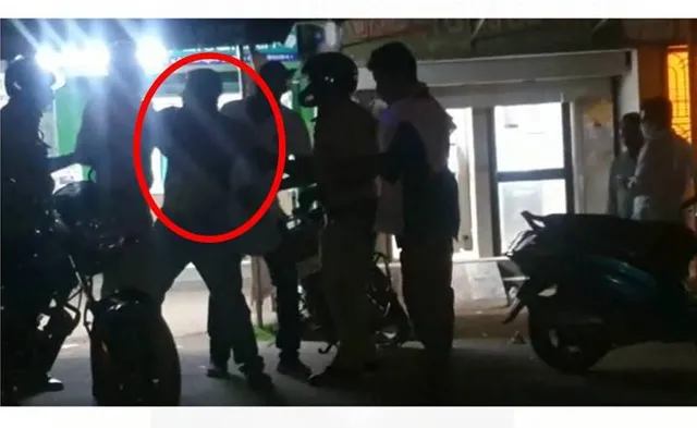 ଭିଡିଓ: ମାସ୍କ ପିନ୍ଧି ନଥିଲେ ୪ ଯୁବକ, ପୁଲିସର ତାଗିଦ ପରେ ଉନ୍ମତ୍ତ କାଣ୍ଡ