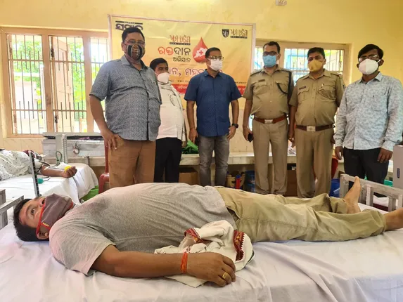 ୧୨ ଜଣ ପୁଲିସଙ୍କ ସମେତ ସ୍ବେଚ୍ଛାକୃତ ଭାବେ ରକ୍ତଦାନ କଲେ ୫୭ ଜଣ