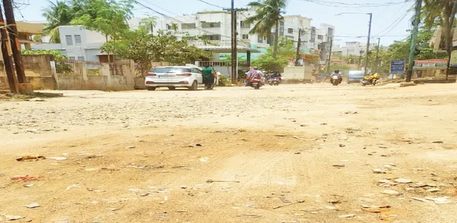 ତିନି ବର୍ଷ ହେଲା ସରୁନି ସ୍ବରେଜ୍‌ ଲାଇନ୍‌ କାମ, ମରଣଯନ୍ତା ପାଲଟିଛି ଲକ୍ଷ୍ମୀସାଗର ମୁଖ୍ୟ ରାସ୍ତା