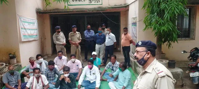 ଚାଷୀ ହକ୍‌ ପାଇଁ ବିନିକା କଂଗ୍ରେସର ରଣ ହୁଙ୍କାର: ଧାନ ରଖି ତହସିଲ ଅଫିସ୍‌ ସମ୍ମୁଖରେ ବିକ୍ଷୋଭ