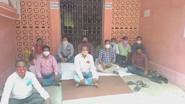 ତୁଷୁରା ତହସିଲଦାରଙ୍କୁ ଆକ୍ରମଣ ଘଟଣା, ଗିରଫ ଦାବିରେ ତୁଷୁରା ତହସିଲ କର୍ମଚାରୀଙ୍କ କାର୍ଯ୍ୟବନ୍ଦ ଆନ୍ଦୋଳନ