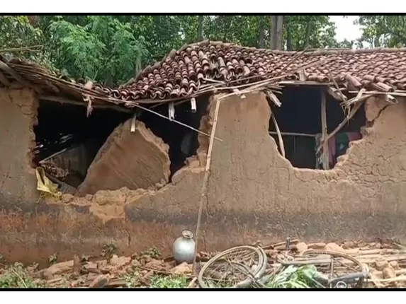 ଘର ଚୂର୍ ମାର କରିଦେଲେ ହାତୀପଲ