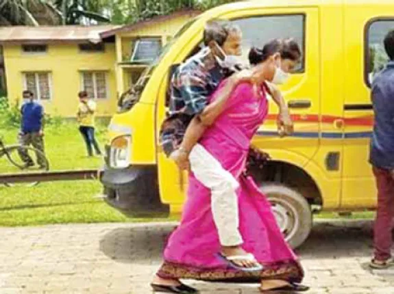 କରୋନା ଆକ୍ରାନ୍ତ ଶ୍ବଶୁରଙ୍କୁ କାନ୍ଧେଇ ହସ୍ପିଟାଲରେ ପହଞ୍ଚିଲେ ବୋହୂ