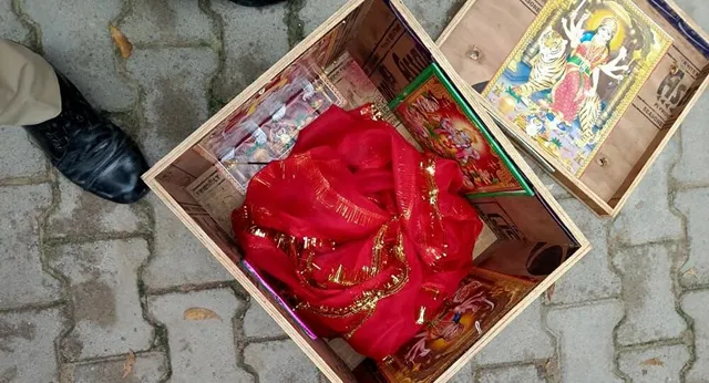 କାଠବାକ୍ସରେ ପଶି ଗଙ୍ଗାରେ ଭାସି ଯାଉଥିବା ନବଜାତ କନ୍ୟା ‘ଗଙ୍ଗାପୁତ୍ରୀ’କୁ ଉଦ୍ଧାର କଲେ ନାବିକ