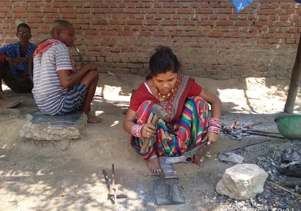 କୌଣସି ପୁଅଠାରୁ କମ୍ ନୁହନ୍ତି କଲ୍ୟାଣୀ: ଲୁହା ପିଟି ପରିବାର ପୋଷଣ କରୁଛନ୍ତି