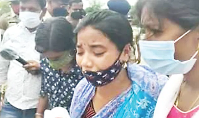 ନବୀନ ନିବାସ ସମ୍ମୁଖରେ ମହିଳାଙ୍କ ଆତ୍ମାହୁତି ଉଦ୍ୟମ