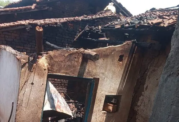 ଚୁଲି ନିଆଁରୁ ଅଗ୍ନିକାଣ୍ଡ: ଘର ଜଳି ଲକ୍ଷାଧିକ ଟଙ୍କାର ସମ୍ପତ୍ତି ନଷ୍ଟ