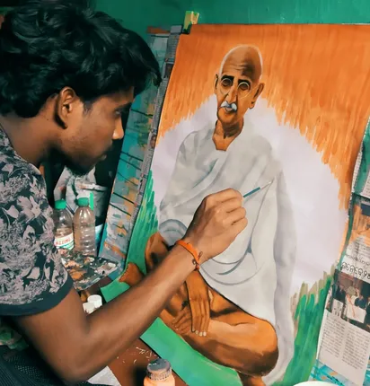 ଚିତ୍ରକର ସାଜି ପରିବାରର ବୋଝ ବୋହୁଛି କାହ୍ନୁ: ମିଳୁନି କାମ, ଭୋକ ଉପବାସରେ କଟୁଛି ଦିନ 