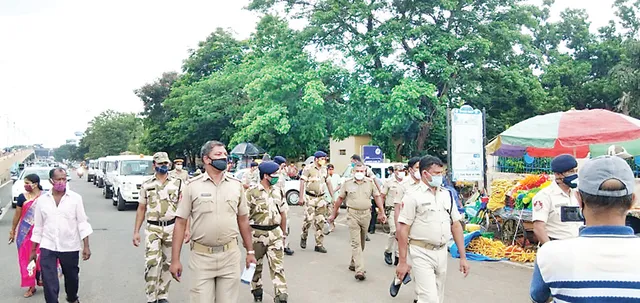 ରଜ ପାଇଁ କମିସନରେଟ୍‌ ପୁଲିସର କଠୋର ଆଭିମୁଖ୍ୟ: ଗଳା ବାଟରେ ଲୁଗା ବିକିଲେ ଗିରଫ