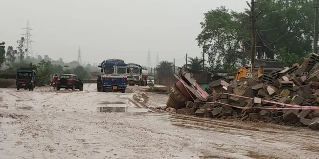 ୩ ବର୍ଷ ହେଲା ରାସ୍ତା ନିର୍ମାଣ ସରୁନାହିଁ , ହସପିଟାଲ ଯାଇ ପାରୁ ନାହାନ୍ତି ଲୋକେ, ରାସ୍ତାରୋକ ନିଷ୍ପତ୍ତି