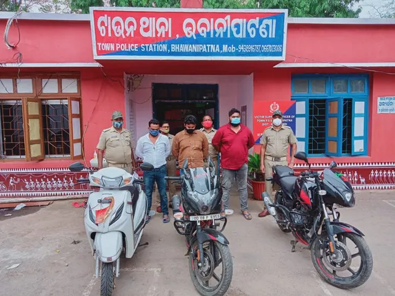 ଭବାନୀପାଟଣା ସହରରେ ଅଭାବନୀୟ କାଣ୍ଡ: ପୁଲିସ ସହିତ ଧସ୍ତାଧସ୍ତି ଘଟଣାରେ ୩ ଗିରଫ, ଅନ୍ୟ ୩ଜଣ ଫେରାର