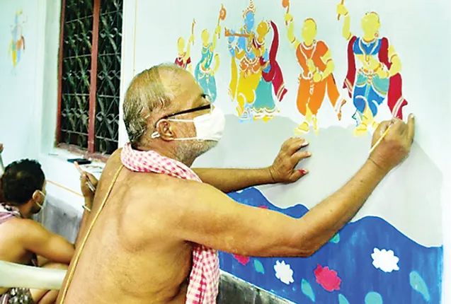 ଐତିହ୍ୟ ଗ୍ରାମ ରଘୁରାଜପୁରରେ ଭିତ୍ତିଚିତ୍ର ଶିବିର: ନିଜ ଘର କାନ୍ଥରେ ଚିତ୍ର ଆଙ୍କୁଛନ୍ତି ଶିଳ୍ପୀ