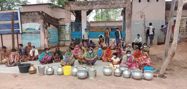 ପାନୀୟ ଜଳ ପାଇଁ ପଞ୍ଚାୟତ ଅଫିସ୍‌ ଆଗରେ ମହିଳାଙ୍କ ଗଣଧାରଣା