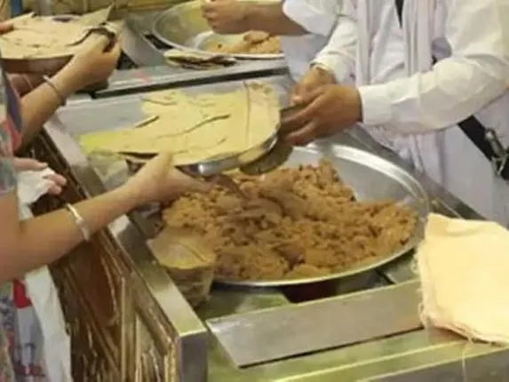 କରୋନା ସଂକ୍ରମିତ ଶହେରୁ ଊର୍ଧ୍ବ ଲୋକଙ୍କୁ ବାଣ୍ଟିଲେ ଭୋଗ