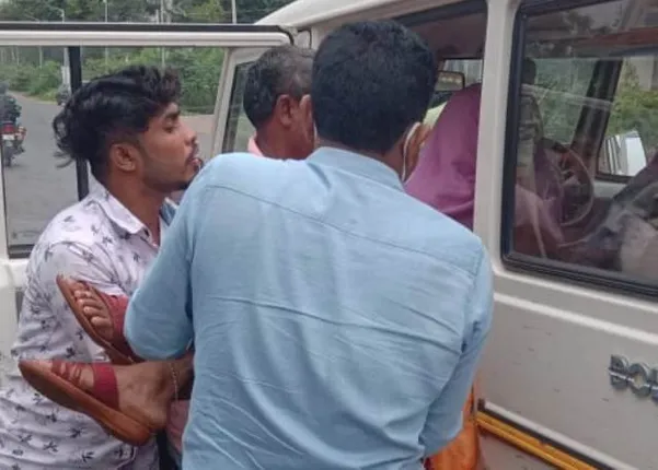 ଦୁର୍ଘଟଣାରେ ଆହତଙ୍କୁ ହସ୍ପିଟାଲ୍‌ରେ ପହଞ୍ଚାଇଲେ ବିଡିଓ