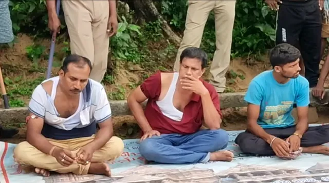 ମହଙ୍ଗା ପଡ଼ିଲା ଚୋରା ମଦ ବିକ୍ରି, ଗାଡ଼ି ଭଙ୍ଗାରୁଜା ସହିତ ୩ଜଣଙ୍କୁ ଅଟକ ରଖିଲେ ଗ୍ରାମବାସୀ