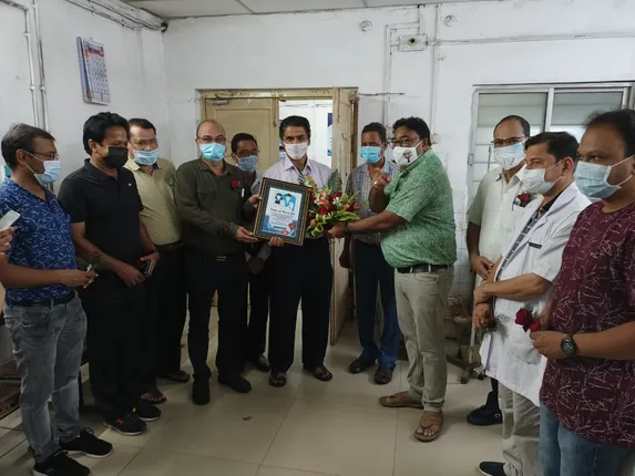 ଡାକ୍ତରଖାନାରେ ପହଞ୍ଚି ଡାକ୍ତରଙ୍କୁ ଶୁଭେଚ୍ଛା ଜଣାଇଲେ ଜିଲ୍ଲାପାଳ