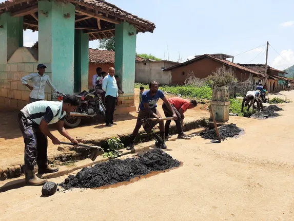 ନାଳ ସଫାକଲେ ଯୁବଗୋଷ୍ଠୀ