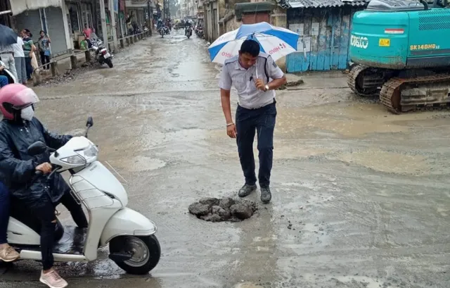 ସାବାସ ଟ୍ରାଫିକ ପୁଲିସ: ଦୁର୍ଘଟଣା ଏଡ଼ାଇବାକୁ ବର୍ଷାରେ ଭିଜି ପୋତୁଛନ୍ତି ଗାତ