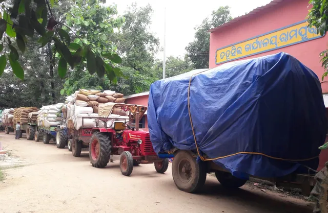 ଧାନ ବସ୍ତା ରଖି ରାମପୁର ତହସିଲ ଅଫିସ୍‌ରେ ତାଲା ପକାଇଲେ ଚାଷୀ