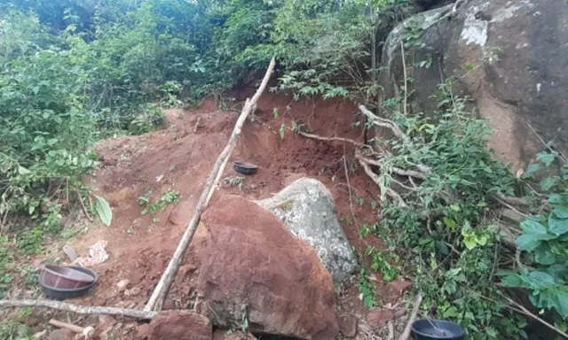 ଗୋରୁ ଗୁହାଳ ମରାମତି ପାଇଁ ଜଙ୍ଗଲକୁ ଯାଇଥିଲେ, ମାଟି ଅତଡ଼ା ଖସି ନାବାଳିକା ମୃତ ଓ ୩ ମହିଳା ଗୁରୁତର