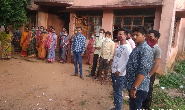 ବିଦ୍ୟୁତ କାର୍ଯ୍ୟାଳୟ ଘେରିଲେ ଗ୍ରାମବାସୀ