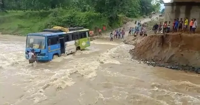 ମଝି ନଈରେ ଅଟକିଲା ବସ, ଅଳ୍ପକେ ବର୍ତ୍ତିଲେ ଯାତ୍ରୀ