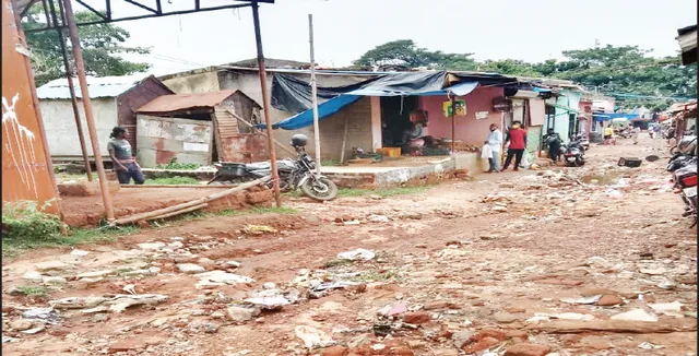 ସ୍ମାର୍ଟସିଟିରେ ଏମିତି ରାସ୍ତା! ଡିଷ୍ଟ୍ରିକ୍ଟ ସେଣ୍ଟରରେ ଘରୁ ବାହାରିହେଉନି