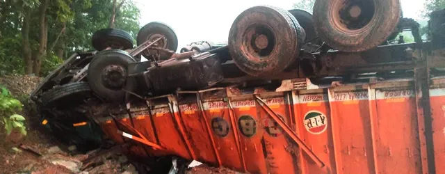 ଓଲଟି ପଡ଼ିଲା ସିମେଣ୍ଟ୍‌ ବୋଝେଇ ଟ୍ରକ୍‌, ଚାଳକ ମୃତ