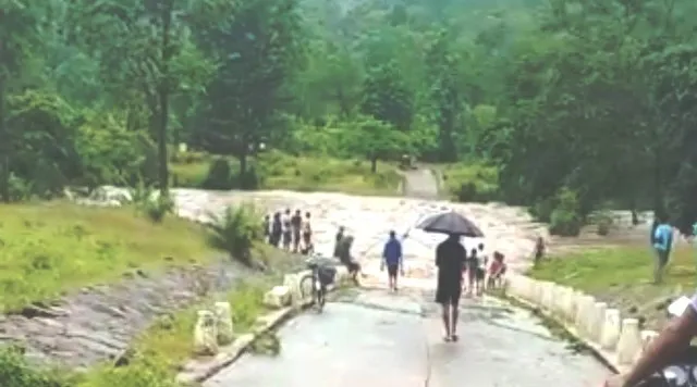 ଜାଲିସୁଆଁ ରାସ୍ତା ଉପରେ ପ୍ରବାହିତ ହେଉଛି ବର୍ଷାଜଳ