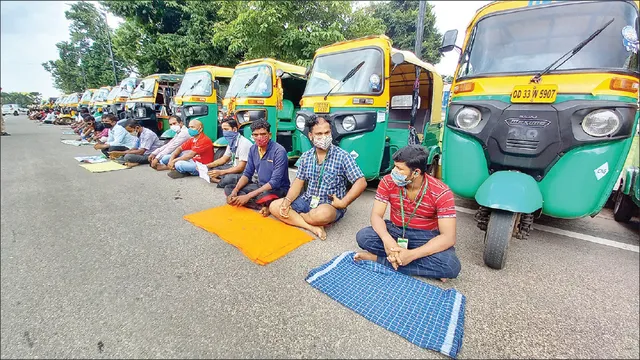 ଫାଇନାନ୍‌ସ କମ୍ପାନିର ଜୁଲମକୁ ବିରୋଧ: ଥାଳି ବାଡ଼େଇଲେ, ଭିକ ମା‌ଗିଲେ ଅଟୋ ଚାଳକ