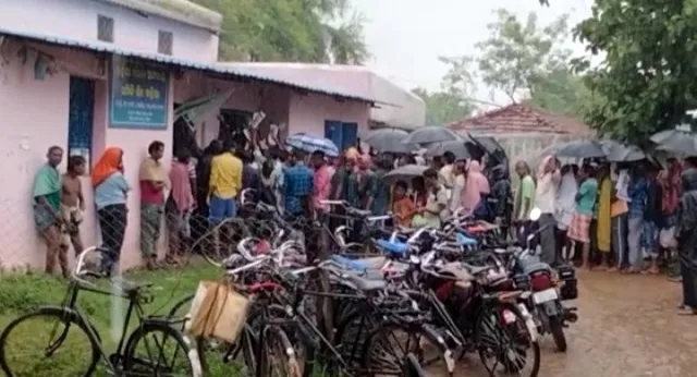 ପଞ୍ଜୀକରଣ ପାଇଁ ବର୍ଷାରେ ଭିଜିଲେ ଚାଷୀ