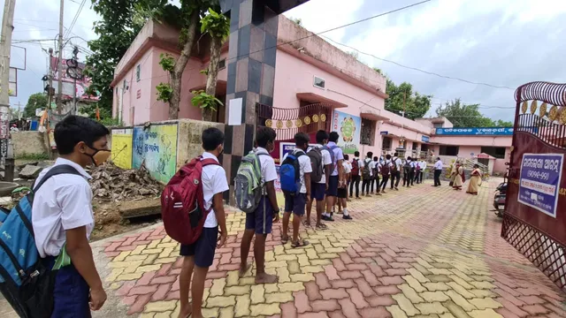 ବଲାଙ୍ଗୀର: ଖୋଲିଲା ସ୍କୁଲ, ଛାତ୍ରଛାତ୍ରୀଙ୍କଠୁ ଶିକ୍ଷକ ସଭିଏଁ ଖୁସ୍‌