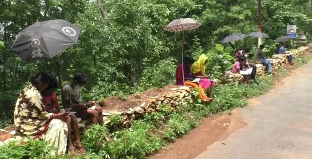 ଅନ୍‌ଲାଇନ୍‌ କ୍ଲାସ୍‌ର ବିକଳ ଚିତ୍ର: ନେଟୱର୍କ ପାଇଁ ଘର ଛାଡ଼ି ଘାଟି ରାସ୍ତାରେ ଛାତ୍ରଛାତ୍ରୀ 