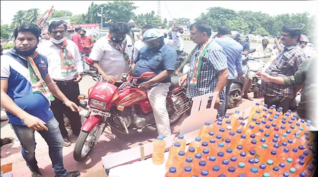 ଲିଟର ୮୦ ଟଙ୍କାରେ ପେଟ୍ରୋଲ ବିକିଲା କଂଗ୍ରେସ