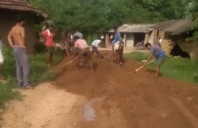 ଶୁଣିଲାନି ପ୍ରଶାସନ, ରାସ୍ତା ମରାମତି କଲେ ଜୁରାମୁଣ୍ଡା ଗ୍ରାମବାସୀ