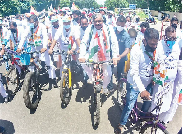 ସାଇକେଲ ଧରି ରାସ୍ତାକୁ ଓହ୍ଲାଇଲା କଂଗ୍ରେସ: ପେଟ୍ରୋଲ, ଡିଜେଲ, ରନ୍ଧନ ଗ୍ୟାସ୍‌ ଦରବୃଦ୍ଧିର ପ୍ରତିବାଦ