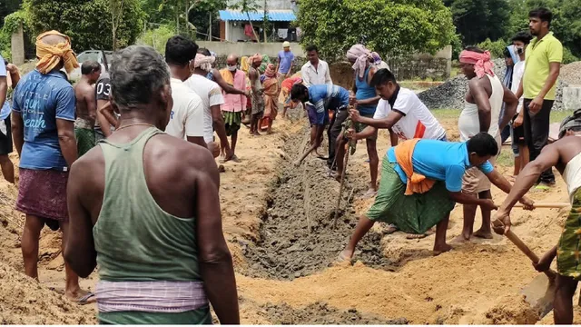 ହାଇସ୍କୁଲ ସମ୍ମୁଖରେ ଧାନଖଳା ନିର୍ମାଣକୁ ଗ୍ରାମବାସୀଙ୍କ ବିରୋଧ: କଂକ୍ରିଟ୍‌ ପ୍ଲିନ୍ଥ, ଦୋଳମଣ୍ଡପ ଭାଙ୍ଗିଦେଲେ