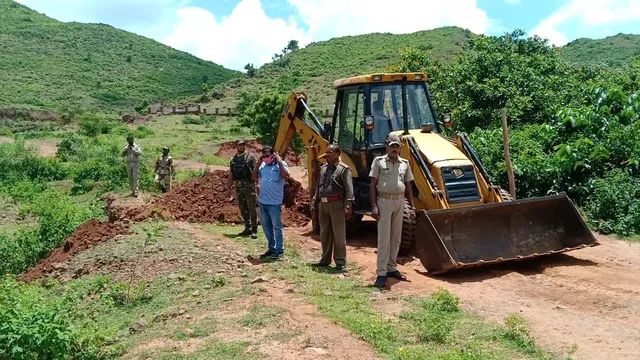 ଚୋରାଚାଲାଣ ରୋକିବାକୁ ଖାଦାନ ରାସ୍ତାରେ ଟ୍ରେଞ୍ଚ ଖୋଳିଲେ ତହସିଲଦାର