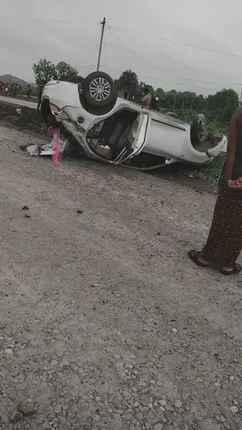 ବାଇକ ଚାଳକଙ୍କୁ ବଞ୍ଚେଇବାକୁ ଯାଇ କାର ଦୁର୍ଘଟଣାଗ୍ରସ୍ତ, ଚାଳକ ସମେତ ୪ ଆହତ